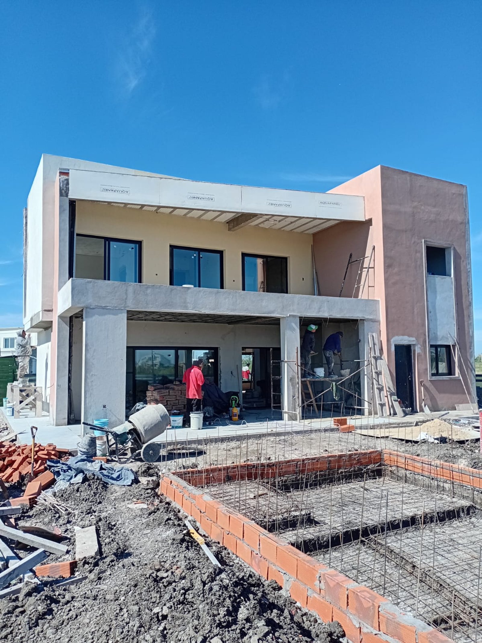 casa moderna en construccion con detalles curvos y piscina — proyecto Casa en Pueblos del Plata, por Arquitecto Guido Niccoli, en Guillermo Enrique Hudson